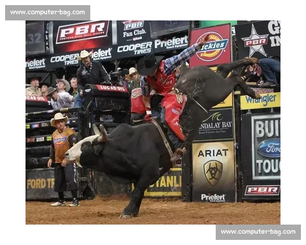 激情四射的牛仔骑牛比赛精彩瞬间展现勇气与技巧的极限挑战